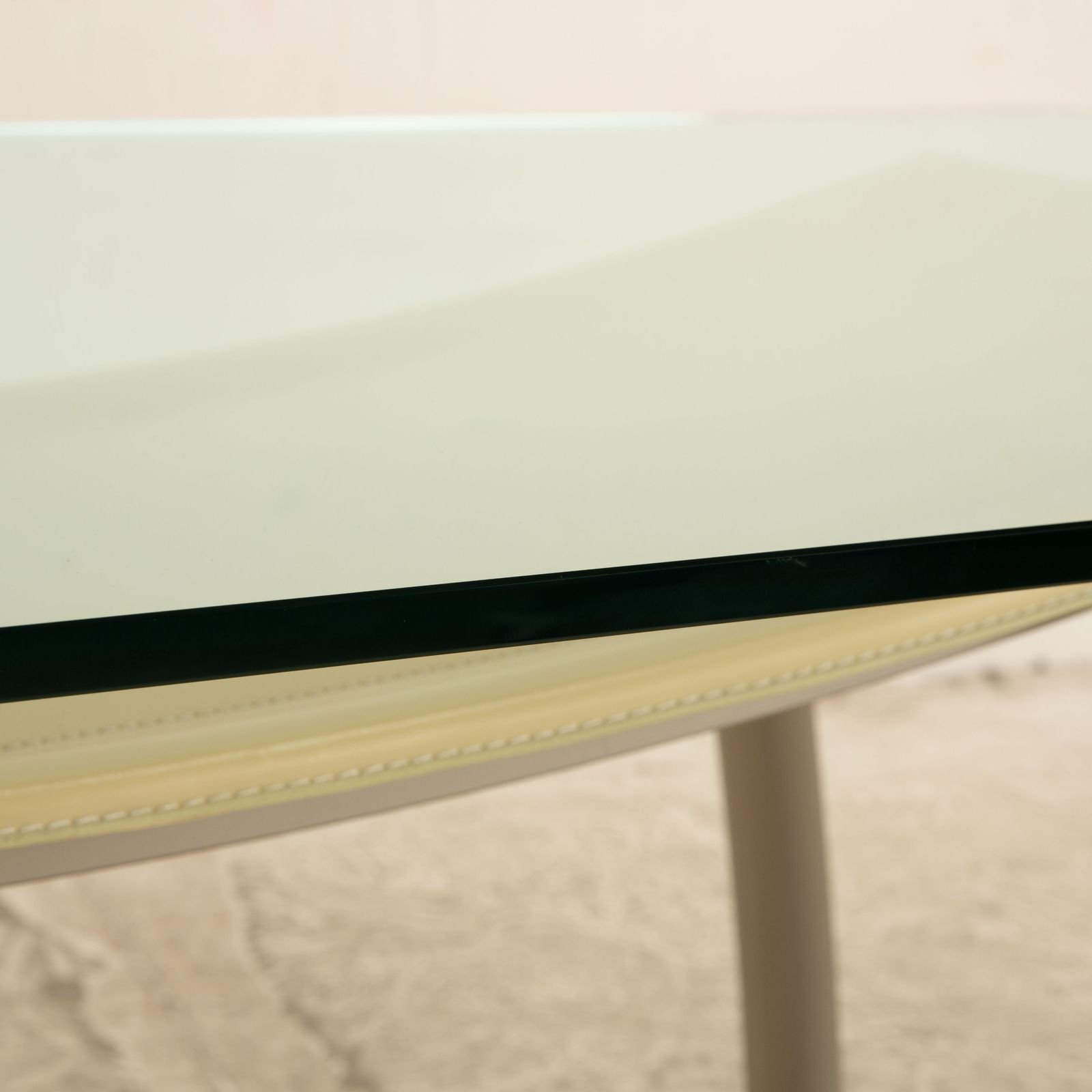 Table à manger Frag Glass, argent et cuir crème photo for sale