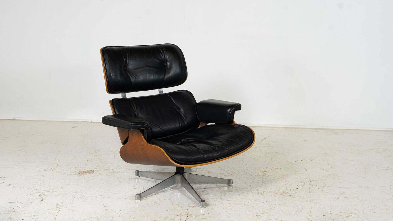 Mid Century Lounge Chair And Ottoman By Charles & Ray Eames For Herman Miller photo Furniture