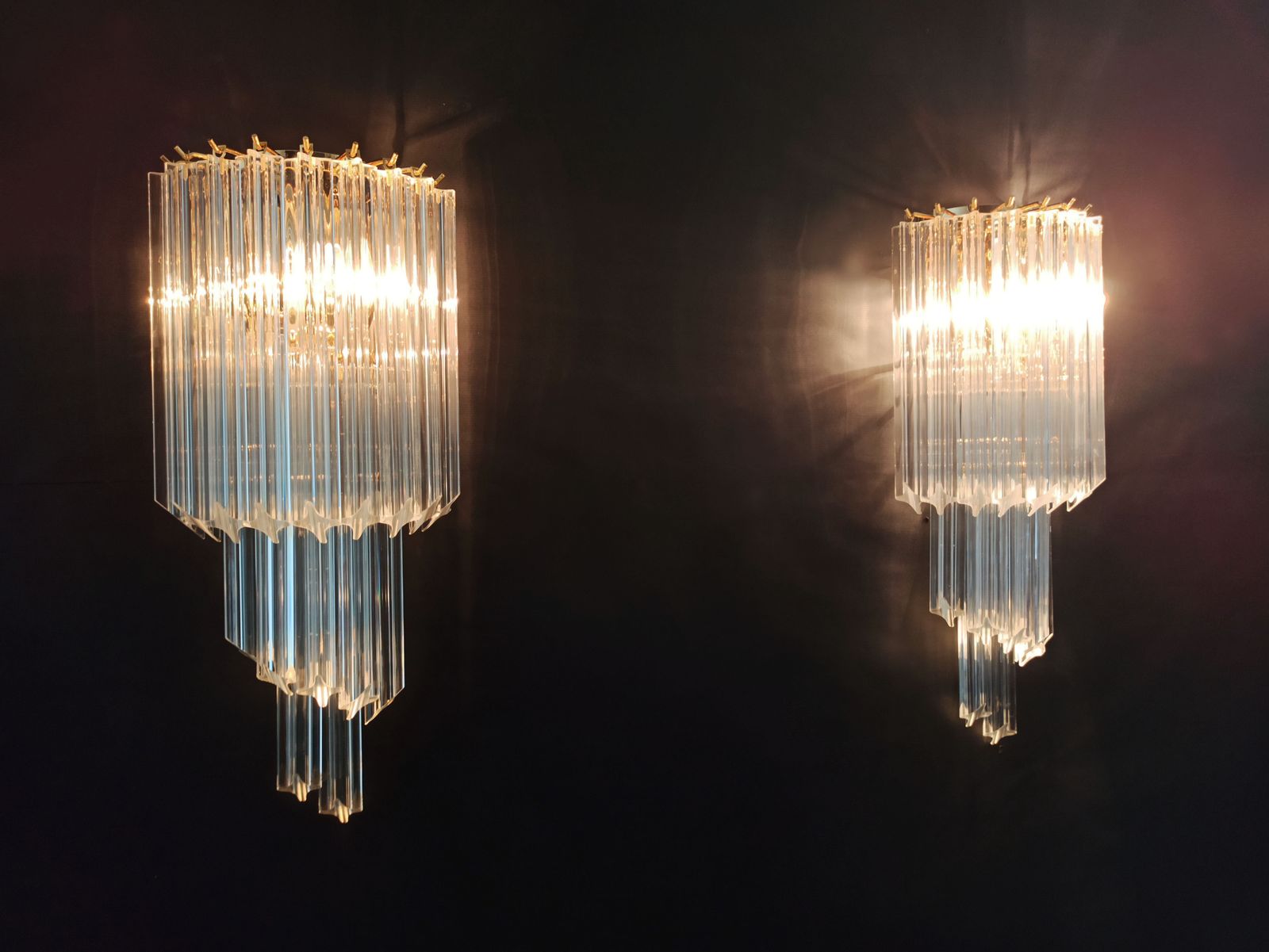 photo vintage Pair Of Vintage Murano Wall Sconce – 16 Quadriedri Trasparent Prism   Golden Frame