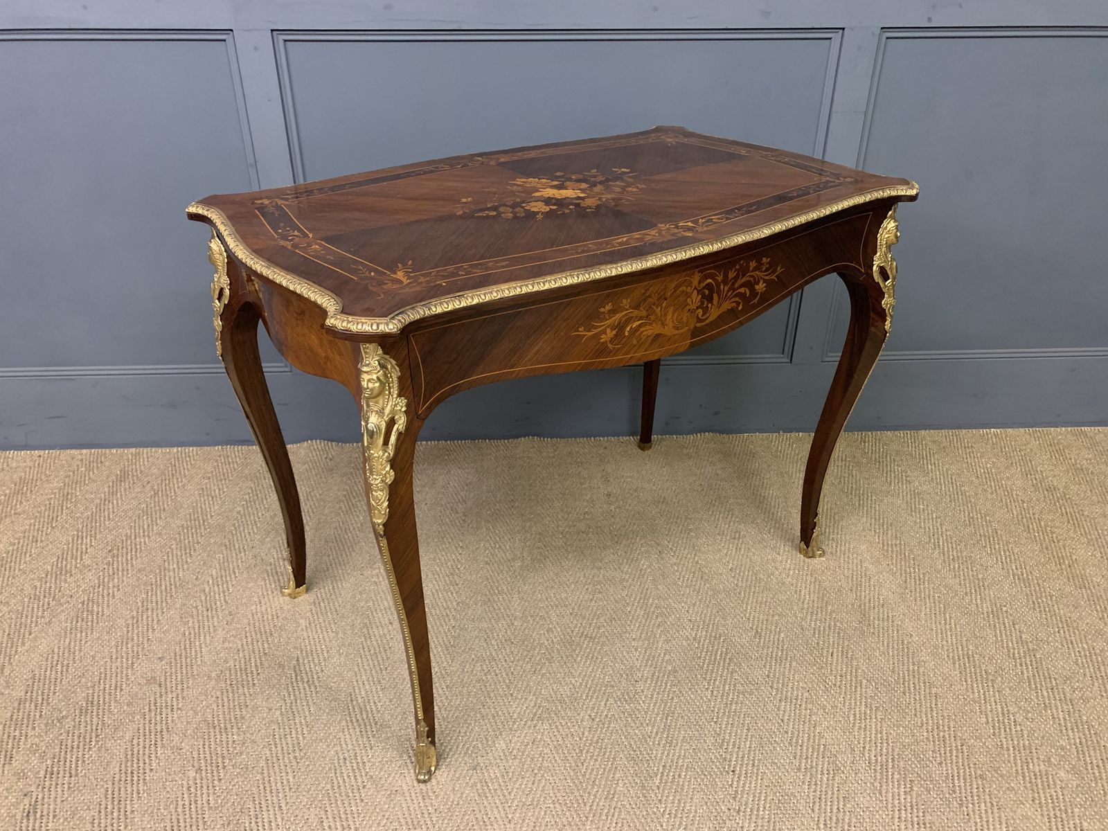 photo vinterior Inlaid Kingwood Floral Marquetry Table