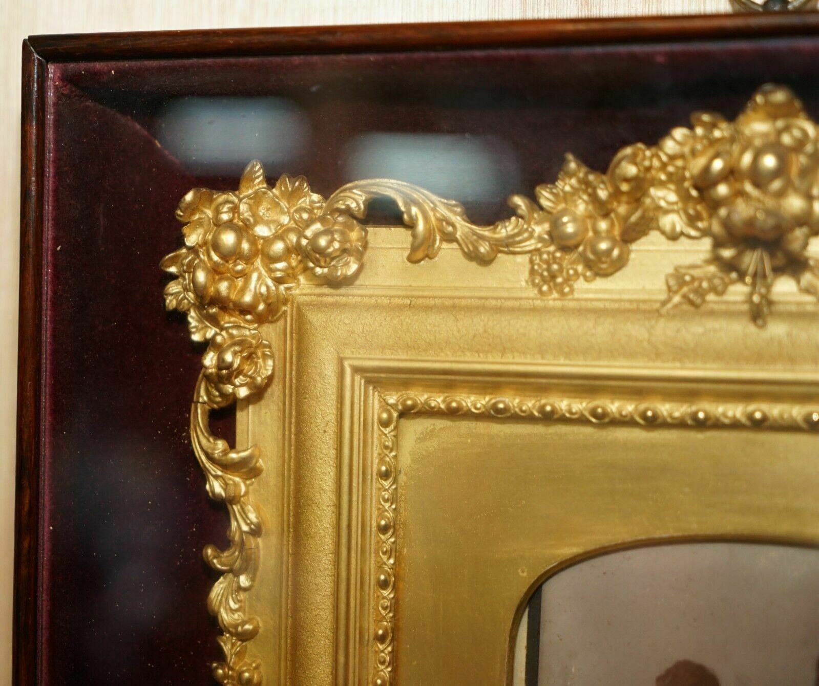 photo vinterior Antique Victorian Violinists Photo & Period Frame Cased Inside Display Case