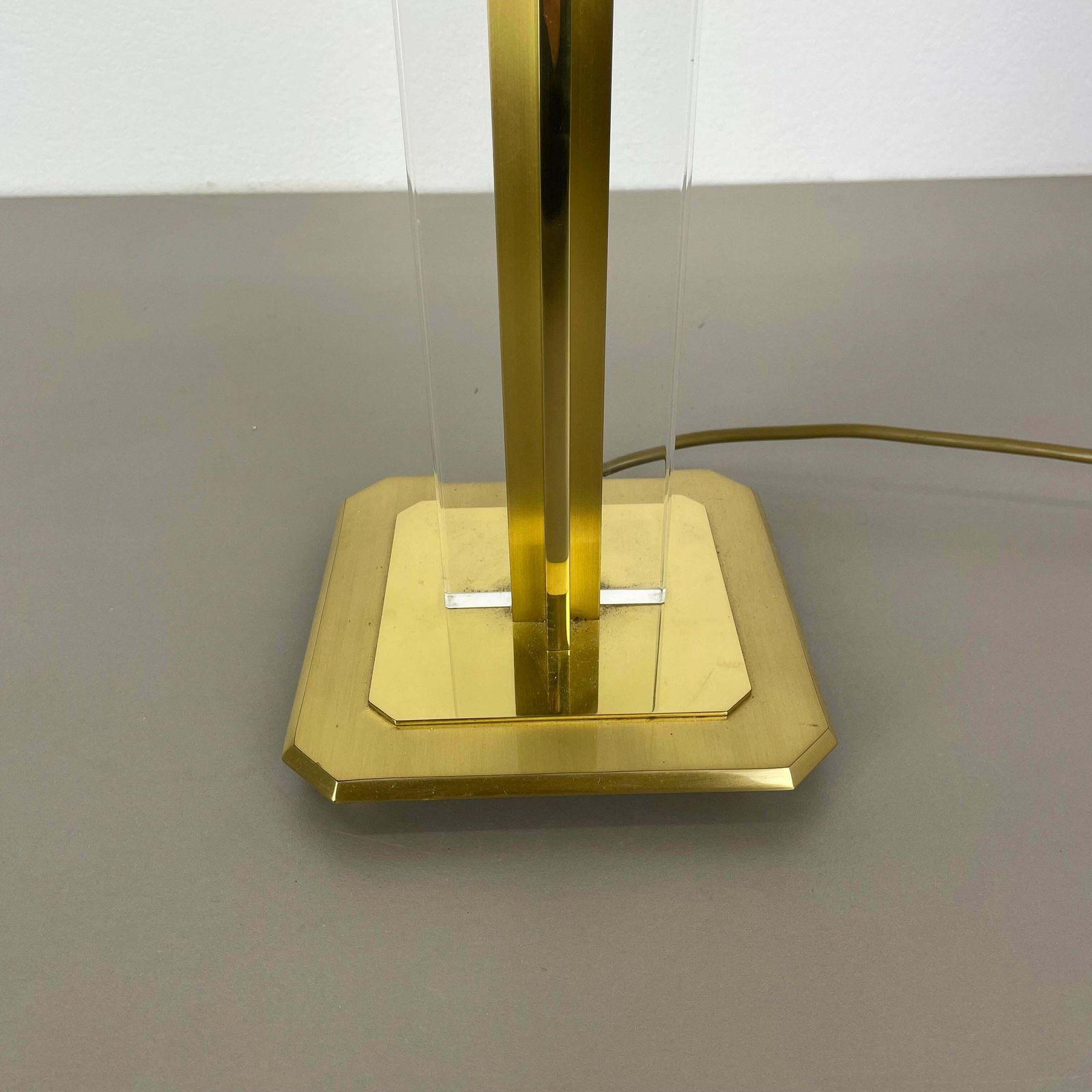 photo furniture Heavy 71cm Hollywood Regency Style Brass And Acryl Table Light, Italy 1970s