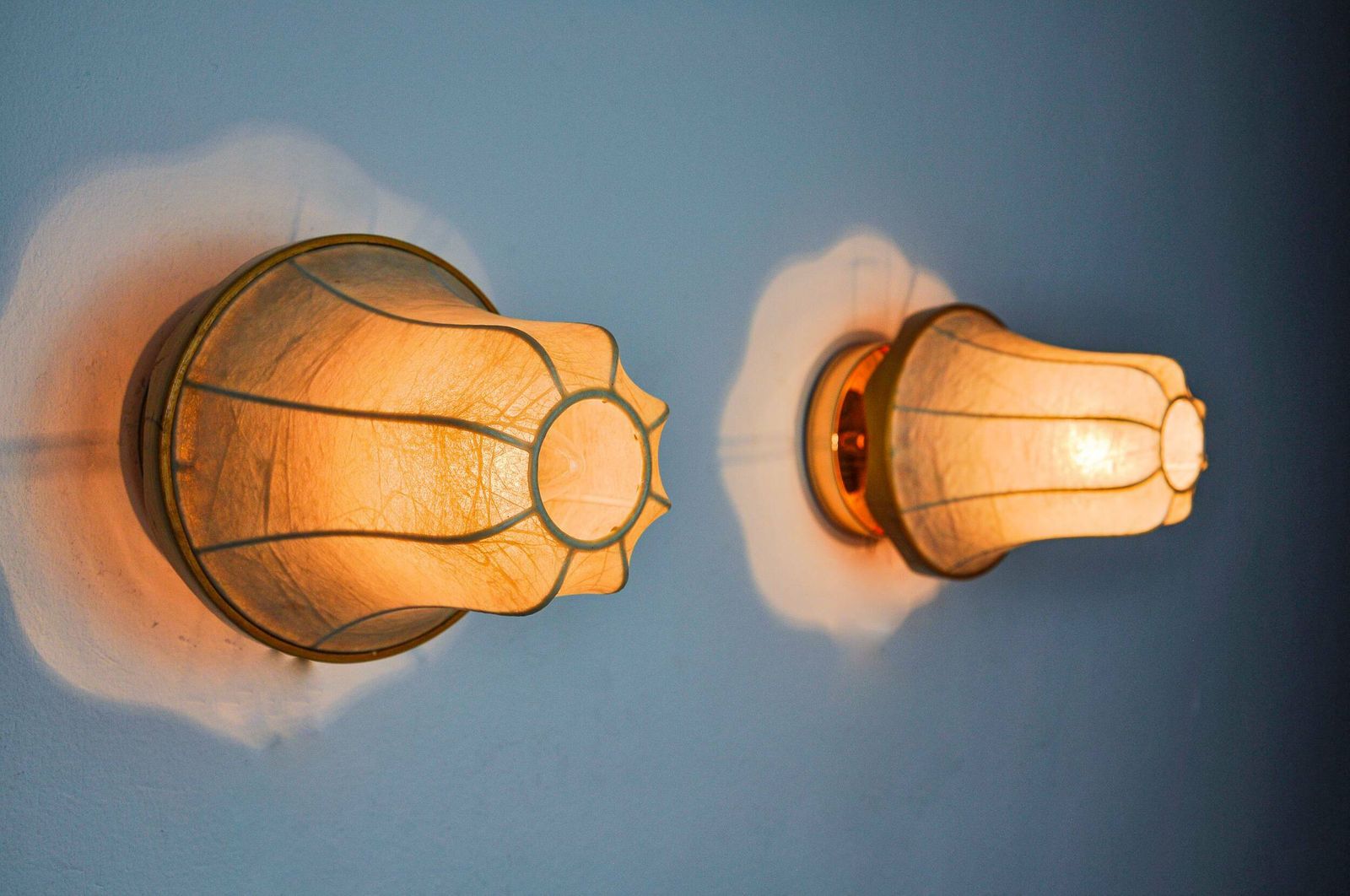Pair Of Pear Shaped "Cocoon" Wall Lights, Resin And Pine, Italy, 1970 photo vinterior