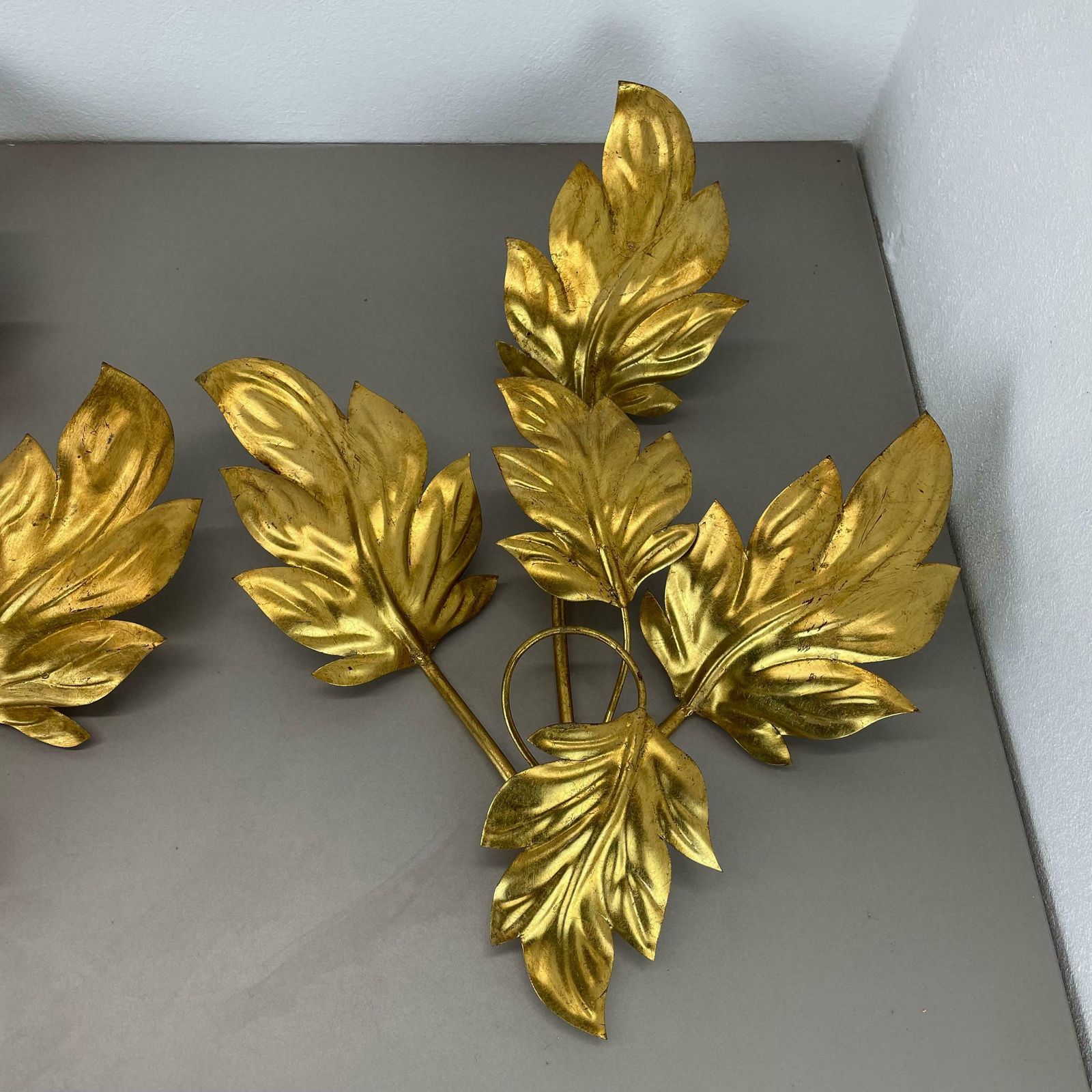 photo vintage Set Of 2 Hans Kögl Style Golden Florentiner Leaf Wall Light Sconces, Italy, 1980