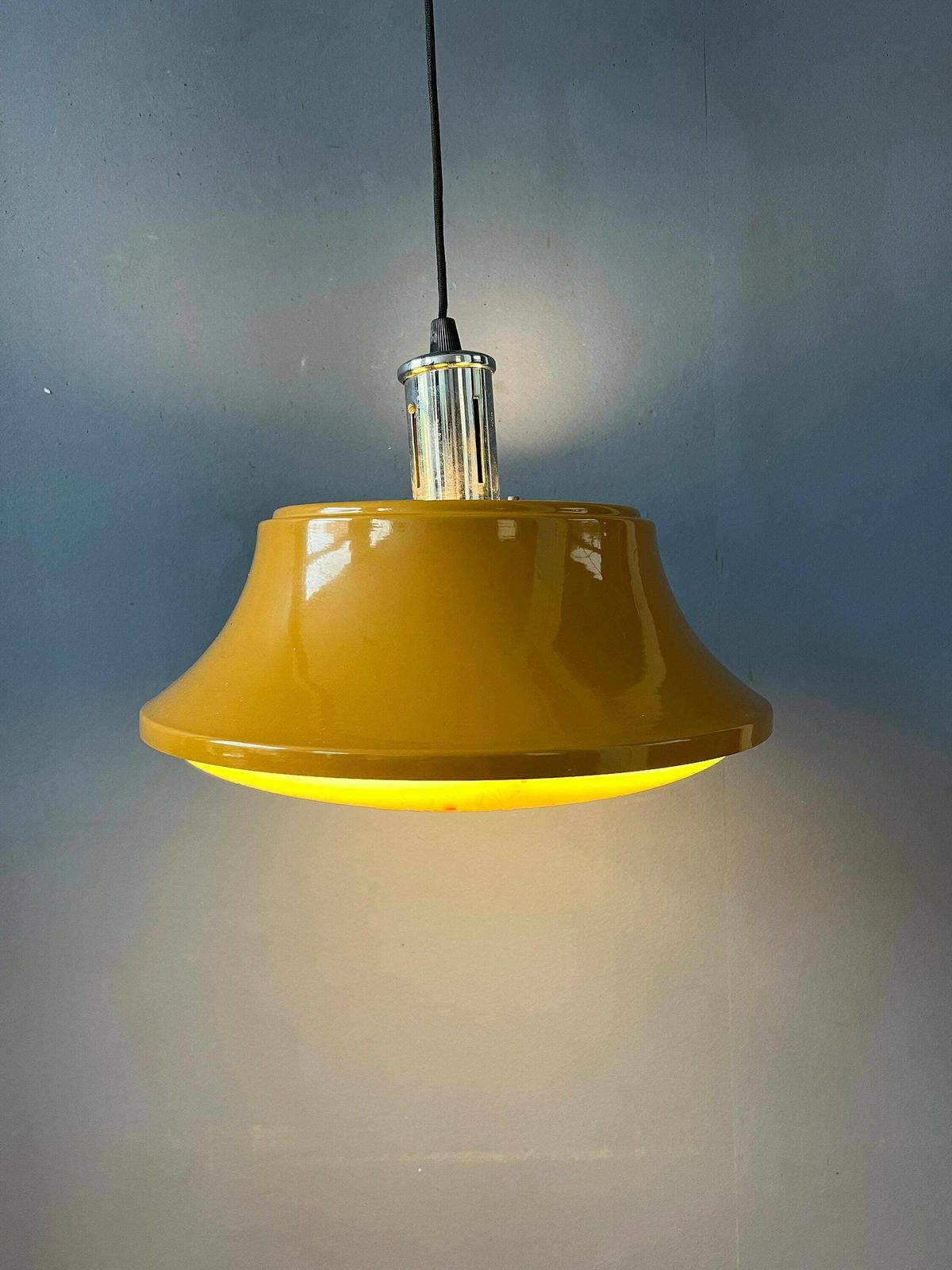 Gele Mid Century Metalen Hanglamp photo for sale