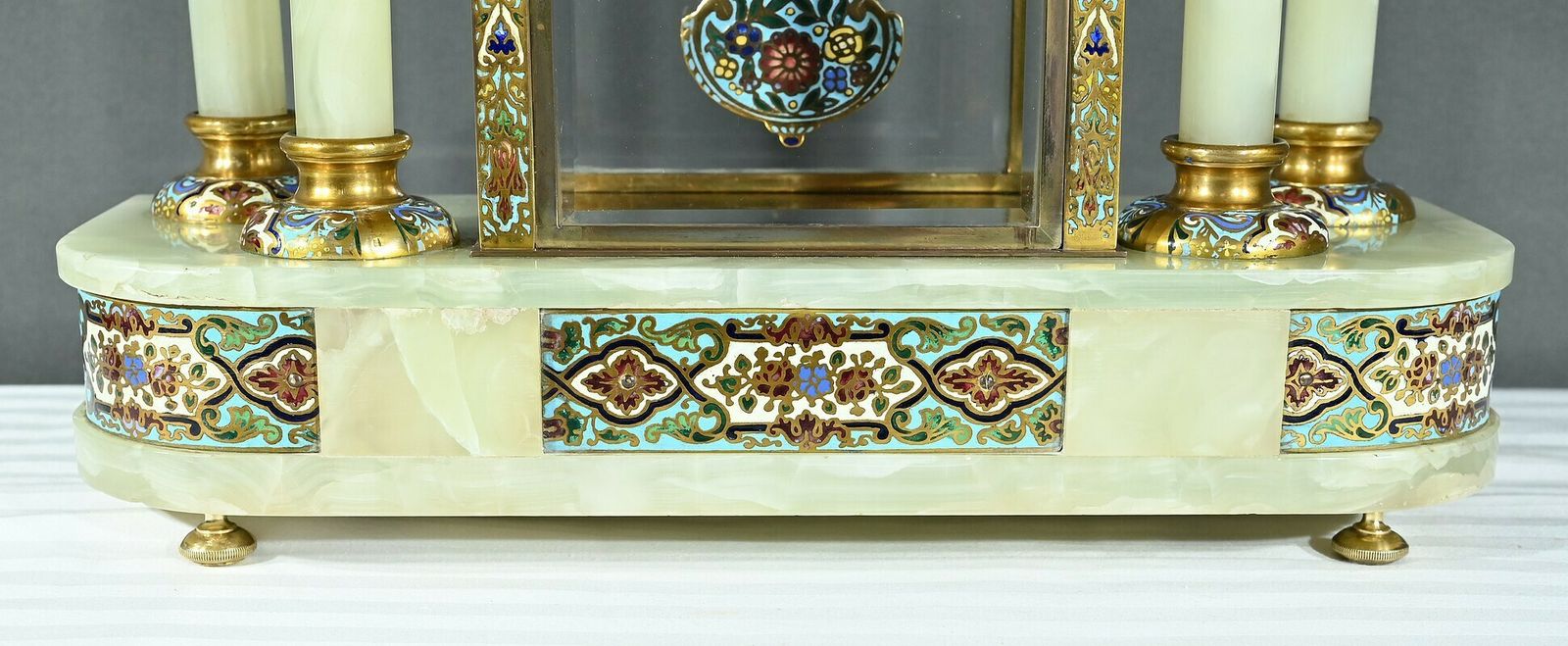 photo vinterior Onyx And Enamel Column Clock, Napoleon III – Mid 19th Century