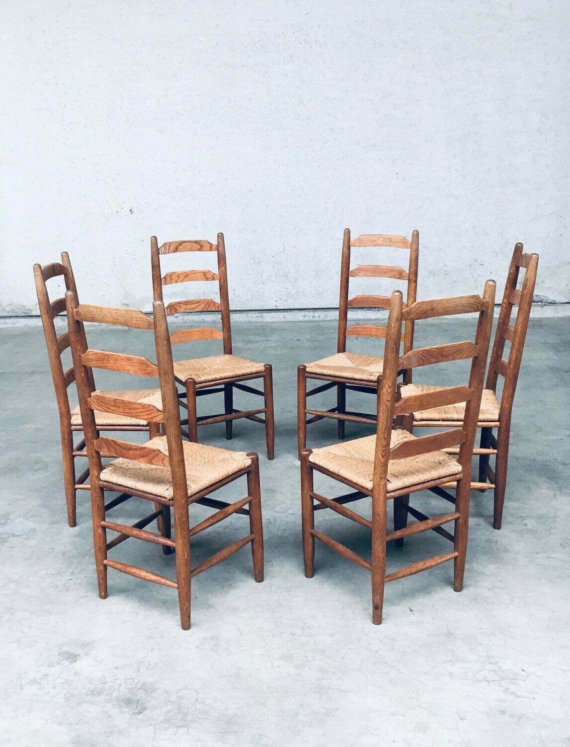 Rustieke Handgemaakte Eiken Eetkamerstoelen Met Biezen Zitting, België Ca. Jaren 1960