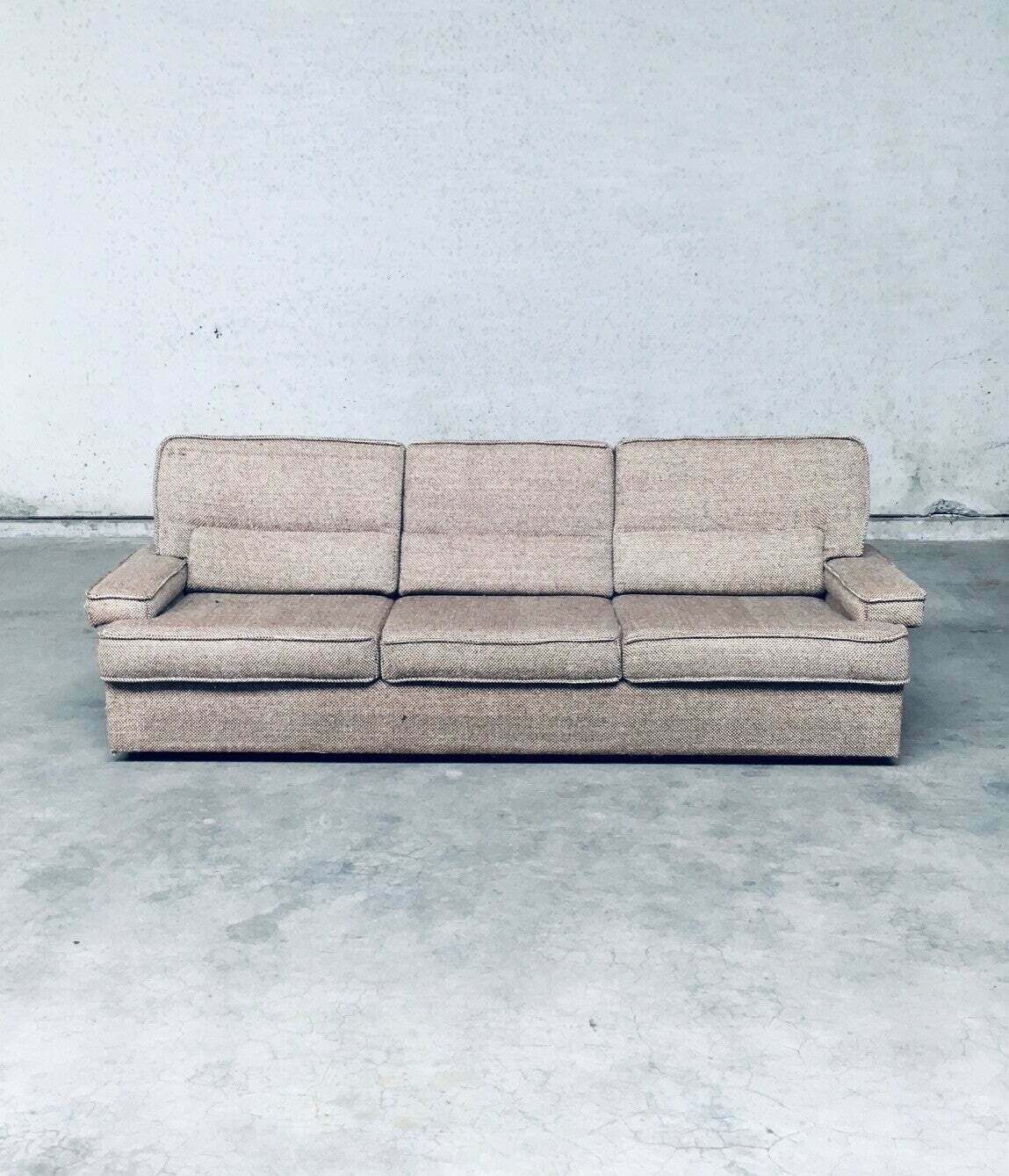 photo for sale Mid Century Modern Design Bouclé 3 Zitsbank, Italië, Ca. Jaren 1970