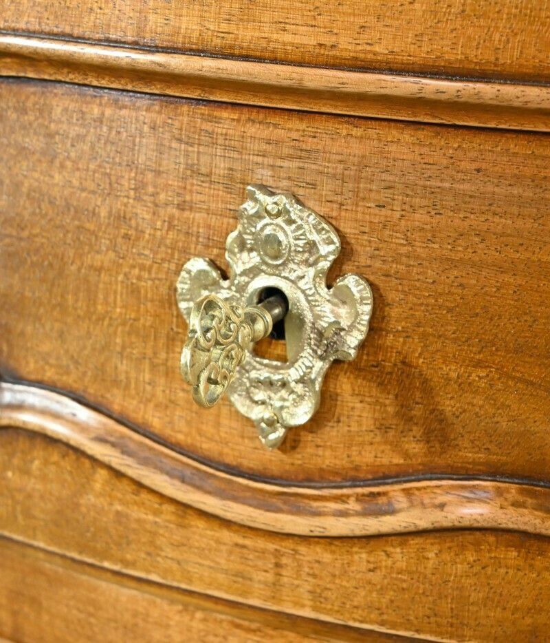 photo vinterior Walnut Sauté Crossbow Commode, Louis XV Style, Early 20th Century