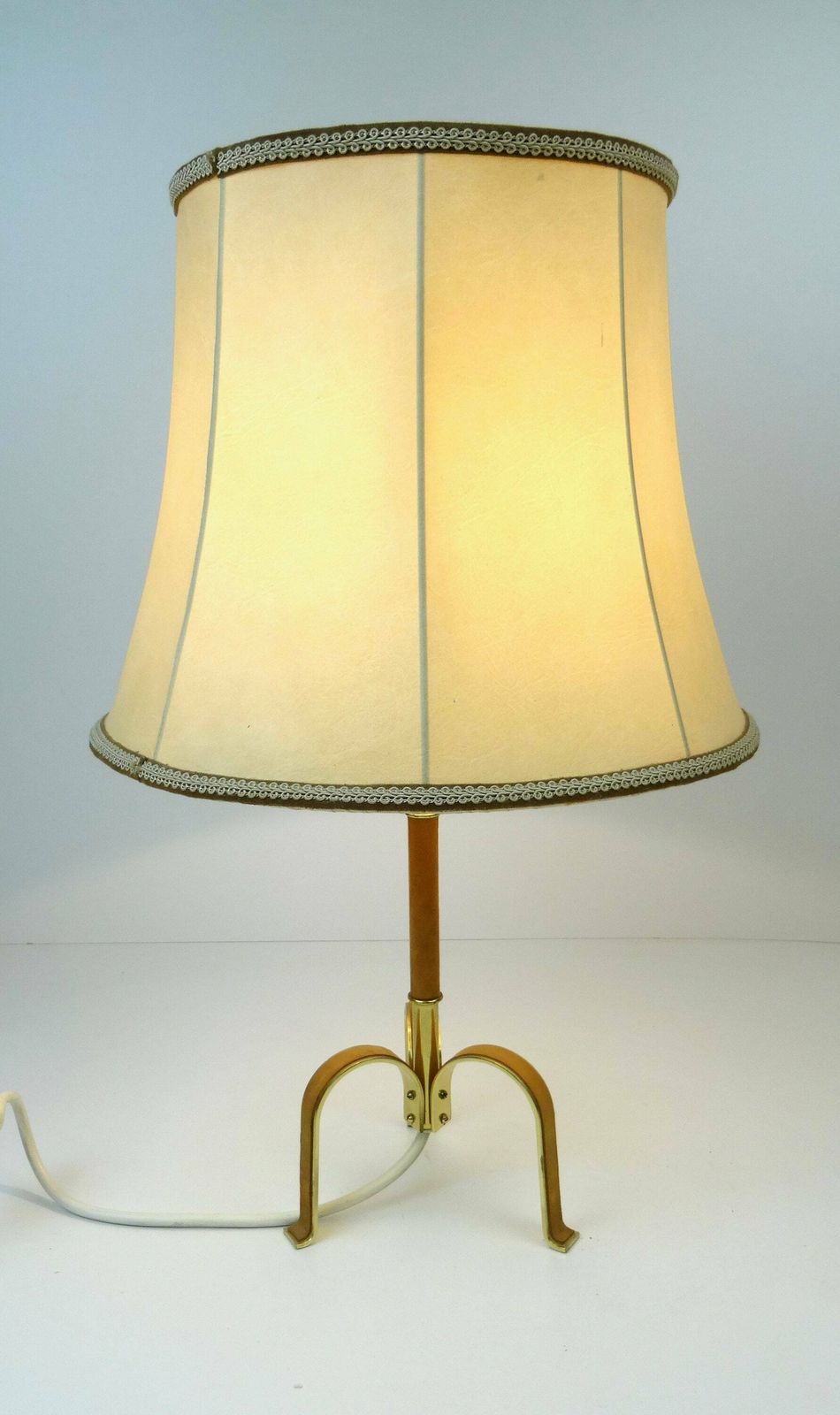 Beautiful Hollywood Regency Brass & Leather Desk Lamp By Vereinigte Werkstätten Munich photo for sale