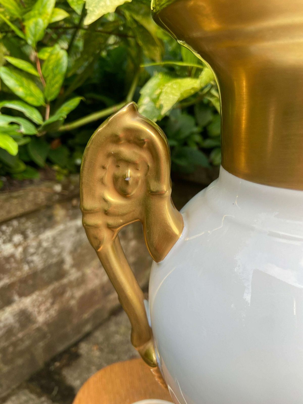 Stunning Vintage White And Gold Ceramic Table Lamp In An Ancient Urn Style. Excellent Condition. Working Lamp. Made In Portugal photo vinterior