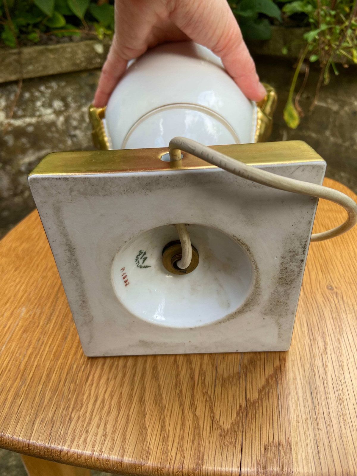 photo furniture Stunning Vintage White And Gold Ceramic Table Lamp In An Ancient Urn Style. Excellent Condition. Working Lamp. Made In Portugal