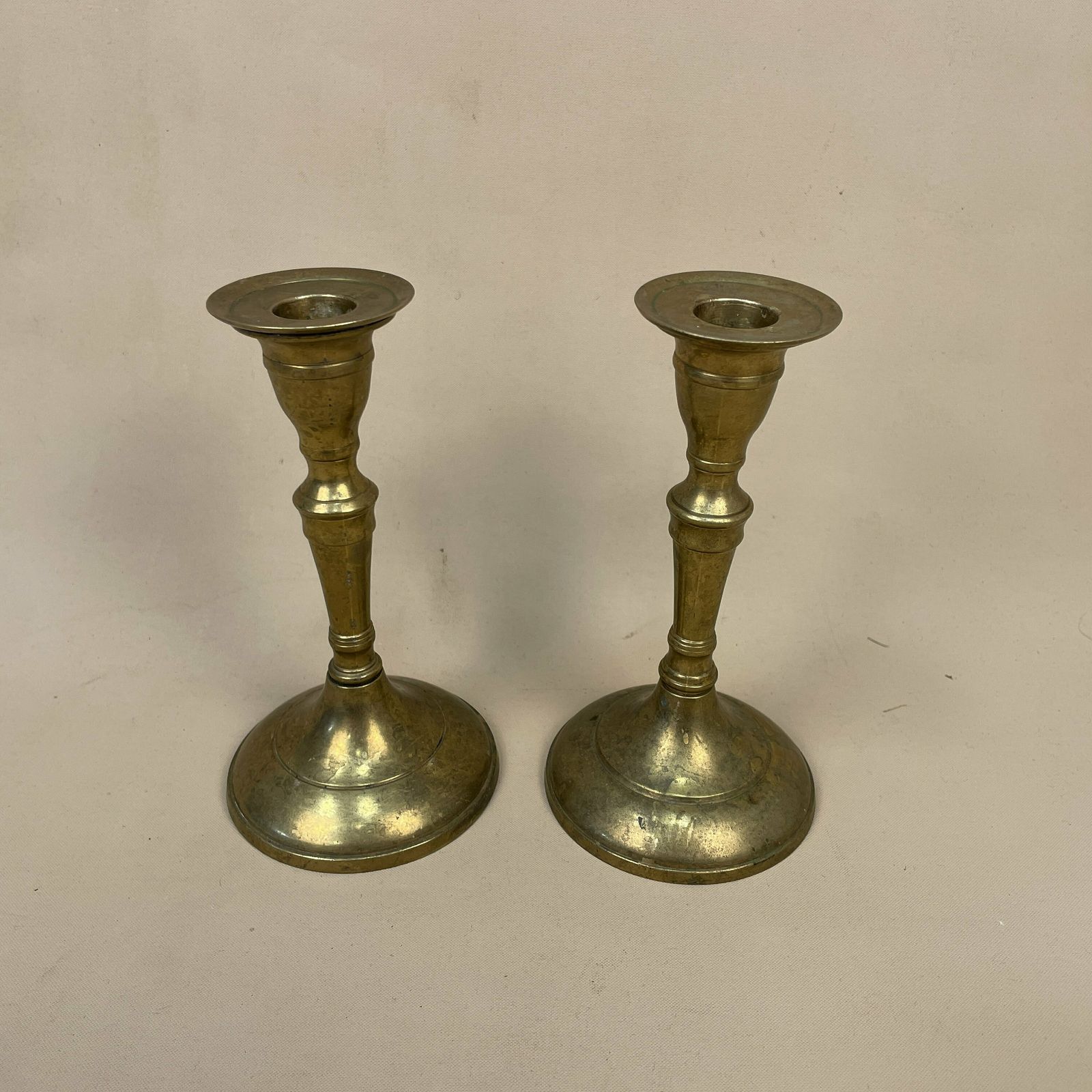 Antique Matching Pair Of Gold Brass Metal Candlestick Candle Stick Vintage Column Taper Dinner Candlesticks Round Base Column photo vinterior