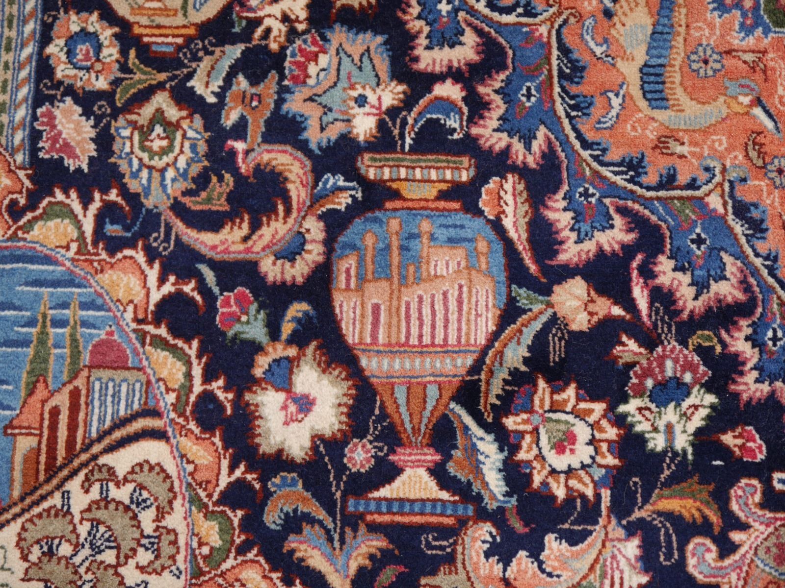 photo vintage Large Vintage Rug With Pectoral Floral Design Hand Knotted 14 X 10 Ft