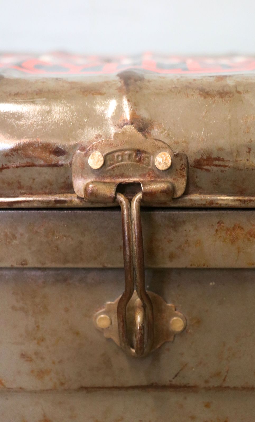 photo vinterior A Lovely Vintage Metal Trunk Which Has Been Later Hand Sign Written With The Harley Davidson Emblem.