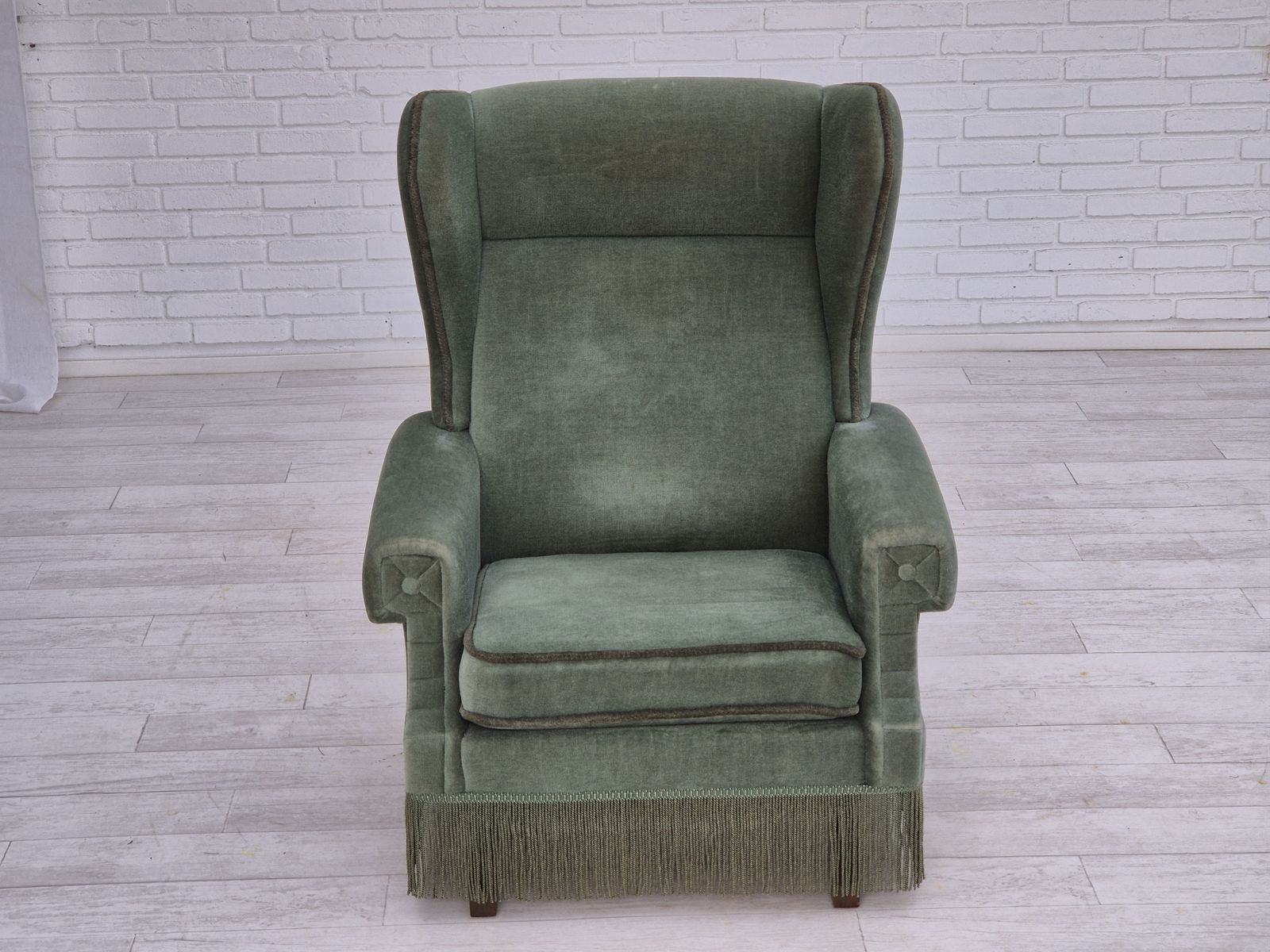 photo furniture Jaren 1970, Deense Wingback Fauteuil, Ongerestaureerde Staat, Meubelvelours, Beukenhout.