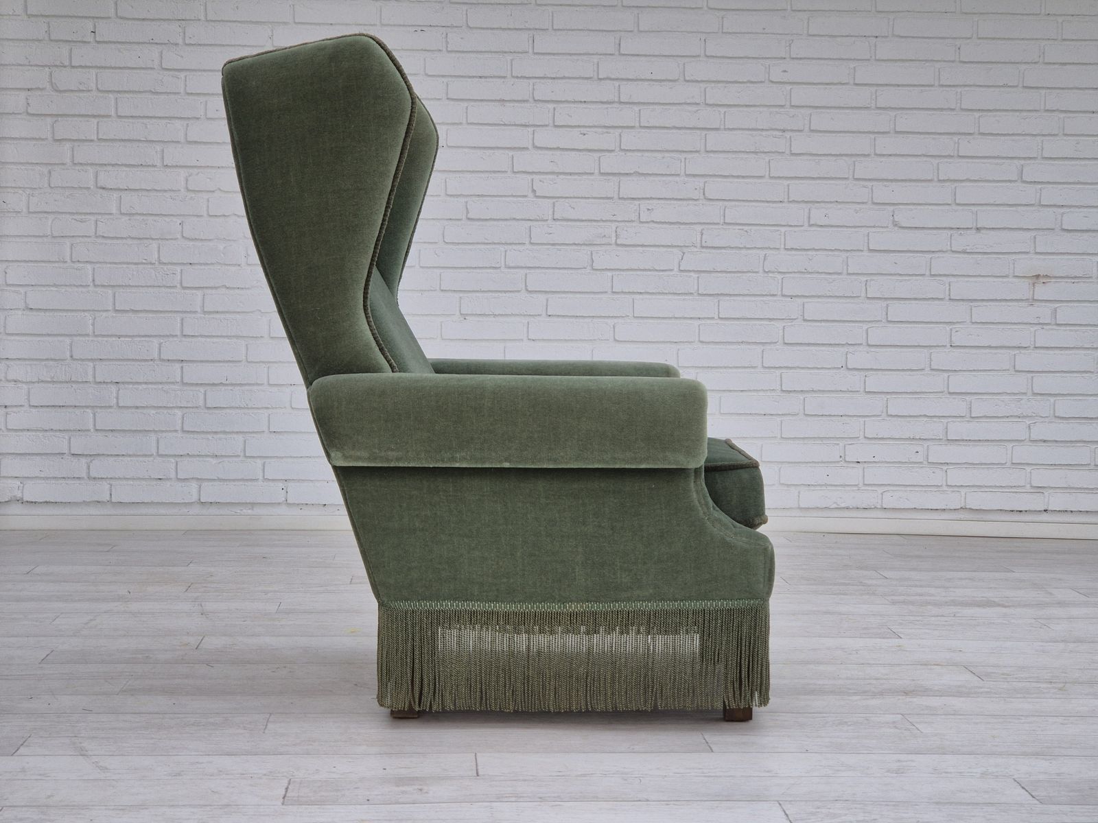 1200.0 Jaren 1970, Deense Wingback Fauteuil, Ongerestaureerde Staat, Meubelvelours, Beukenhout. photo