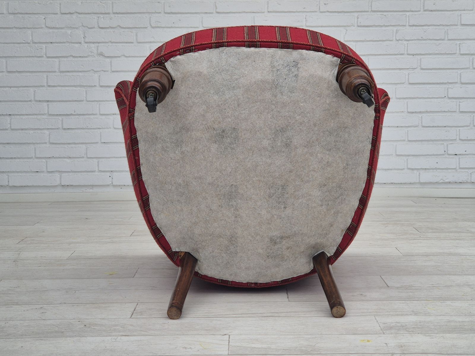 photo vintage 1950s, Danish Lounge Chair, Original Condition, Red Furniture Wool.