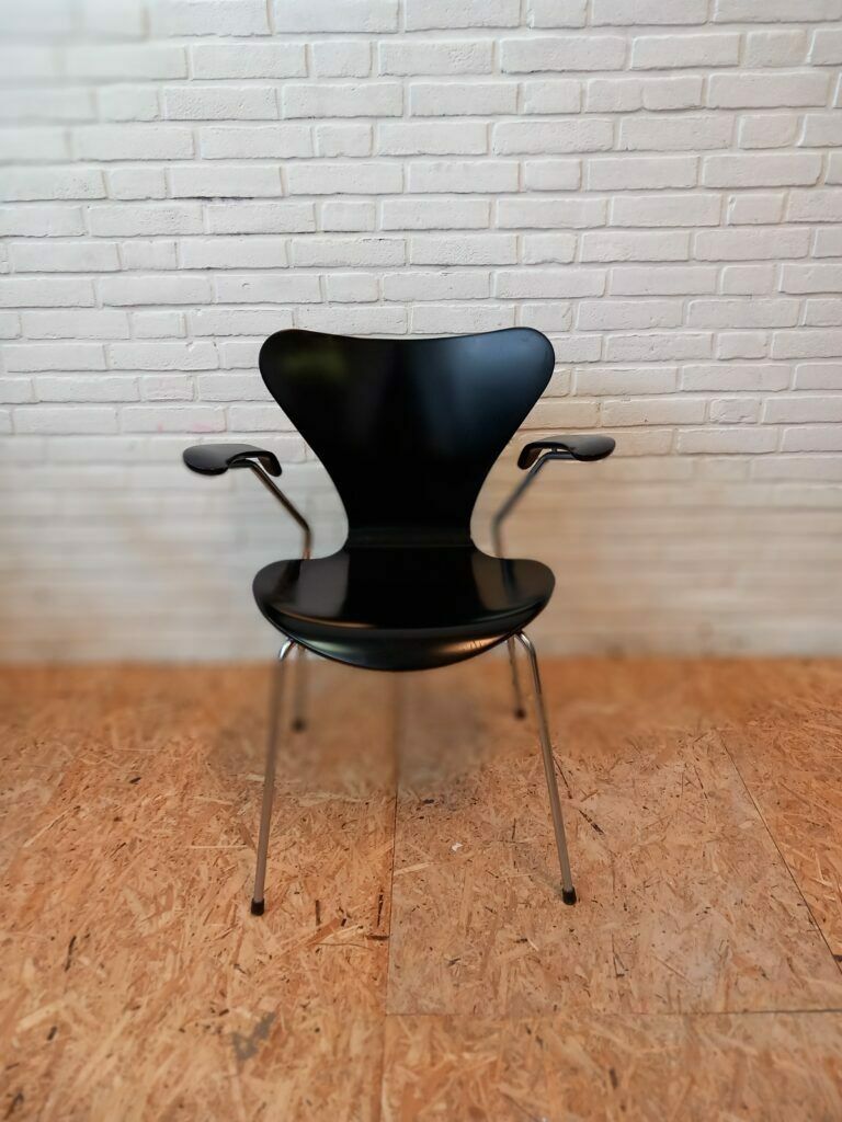 Set Of 4 Arne Jacobsen Chairs 3107 With Armrests photo Furniture