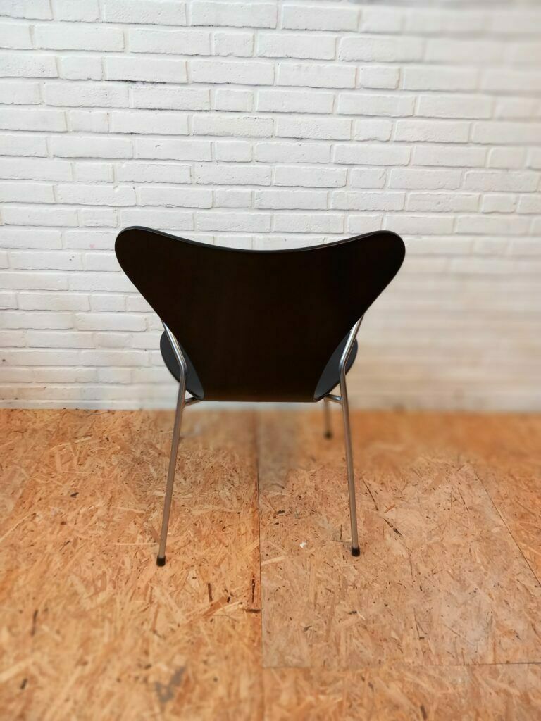 Set Of 4 Arne Jacobsen Chairs 3107 With Armrests photo 1696.0