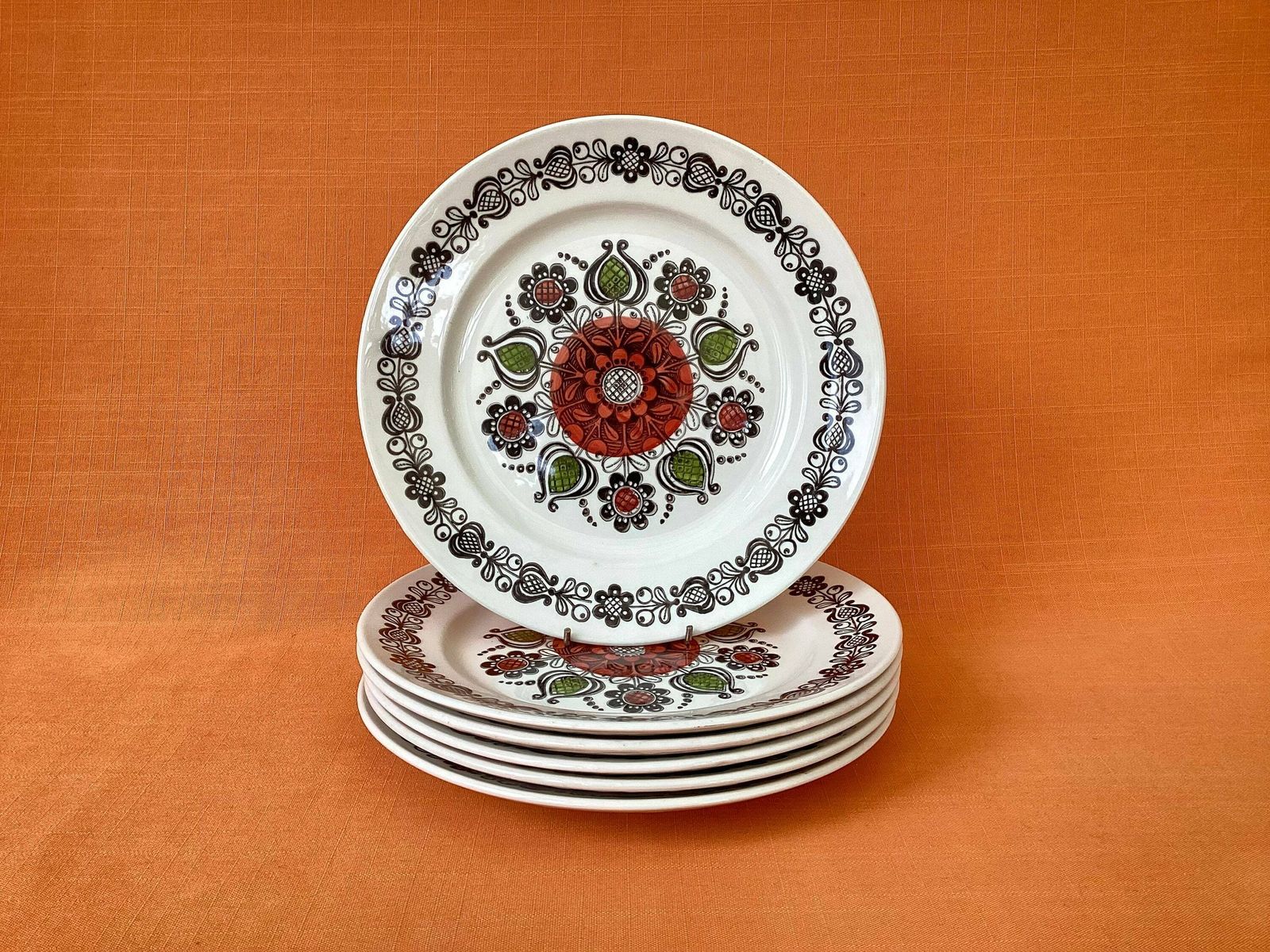 Broadhurst Kathie Winkle ‘Romany’ Dinner Plates (Set Of 6), Grade 1 Condition, 1975 Kathie Winkle Romany Dinner Plates, Retro Plates