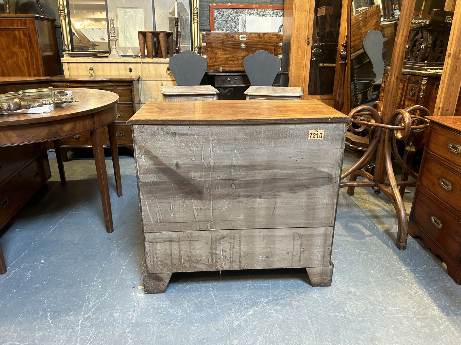 C19th Mahogany Chest Of Drawers Of Serpentine Outline photo for sale