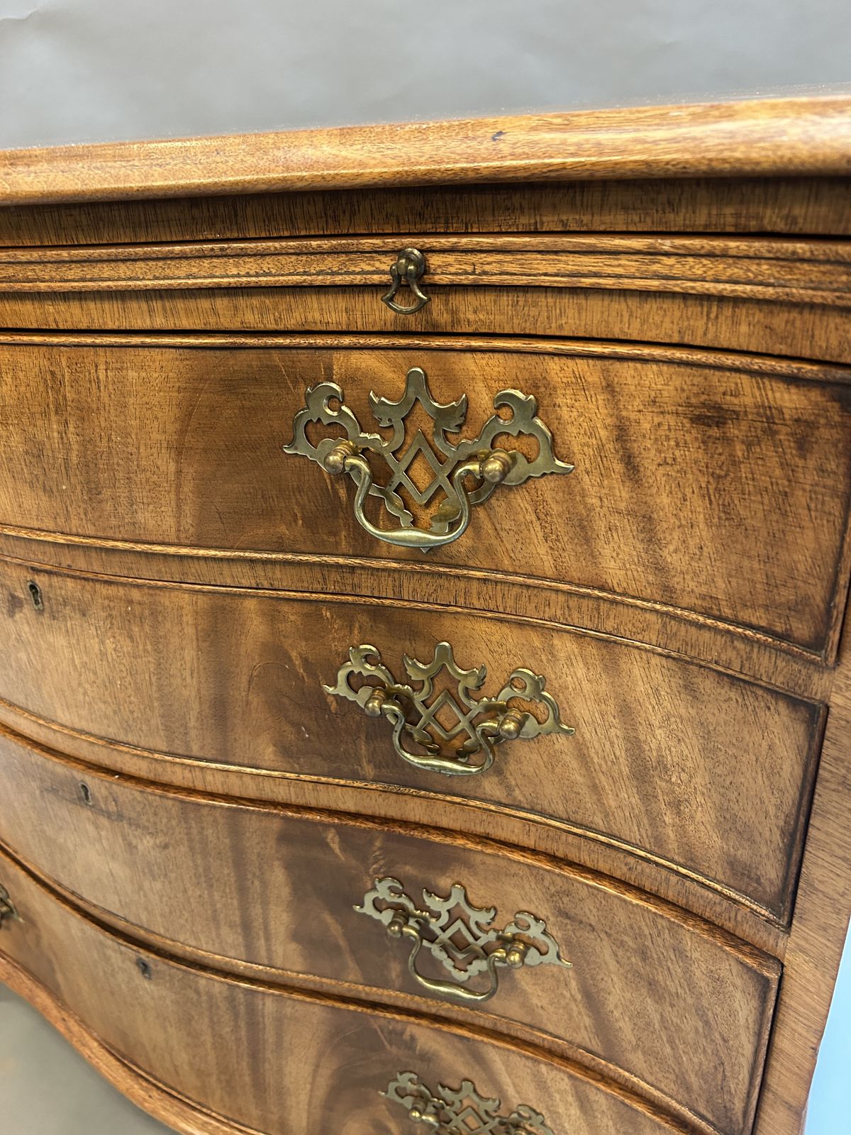 C19th Mahogany Chest Of Drawers Of Serpentine Outline photo vinterior