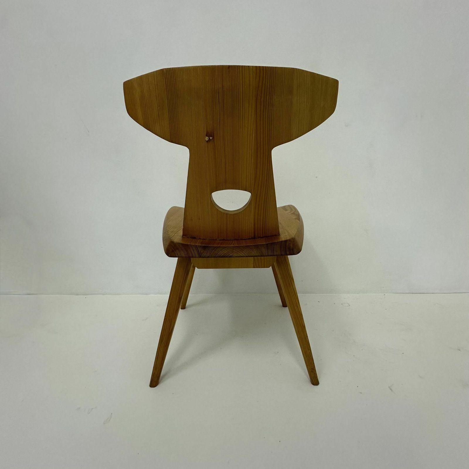 photo furniture Jacob Kielland Brandt Eetkamerstoelen Massief Grenen Denemarken, Jaren 1960