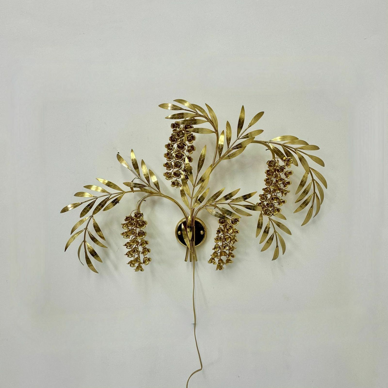 photo furniture Grote Italiaanse Floraal Vergulde Wandlamp, Ca. Jaren 1970