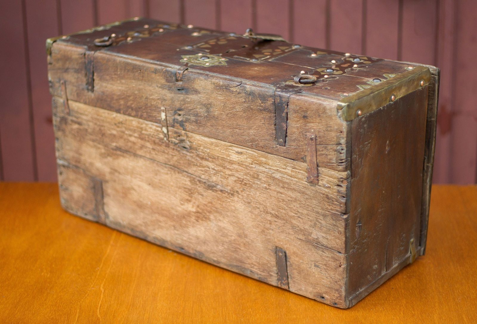 photo furniture Large Old Mauritanian Box, Mauritania Tuareg Wooden Chest With Worked Metal And Copper Frame, Collection, Rare