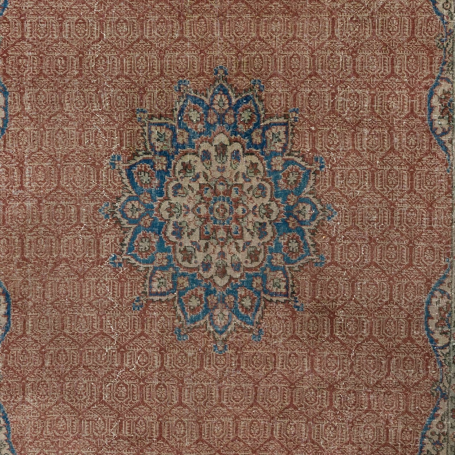 Kind Handknotted Vintage Area Rug, Traditional Turkish Carpet photo 554.0