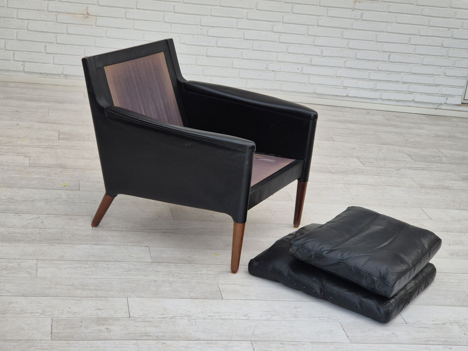 photo vintage 1960s, Danish Design By Kurt østervig, Lounge Chair Model 55, Leather, Rosewood Legs, Original Condition.