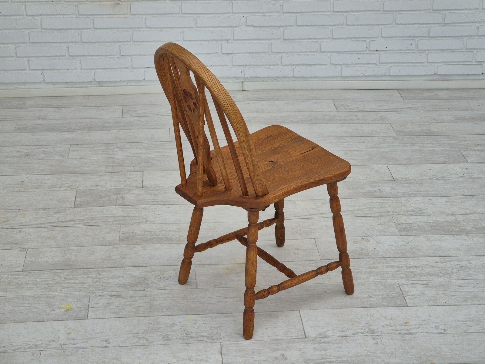 photo vintage 1960s, Set Of 4 Scandinavian Dining Chairs In Solid Oak Wood, Original Good Condition.