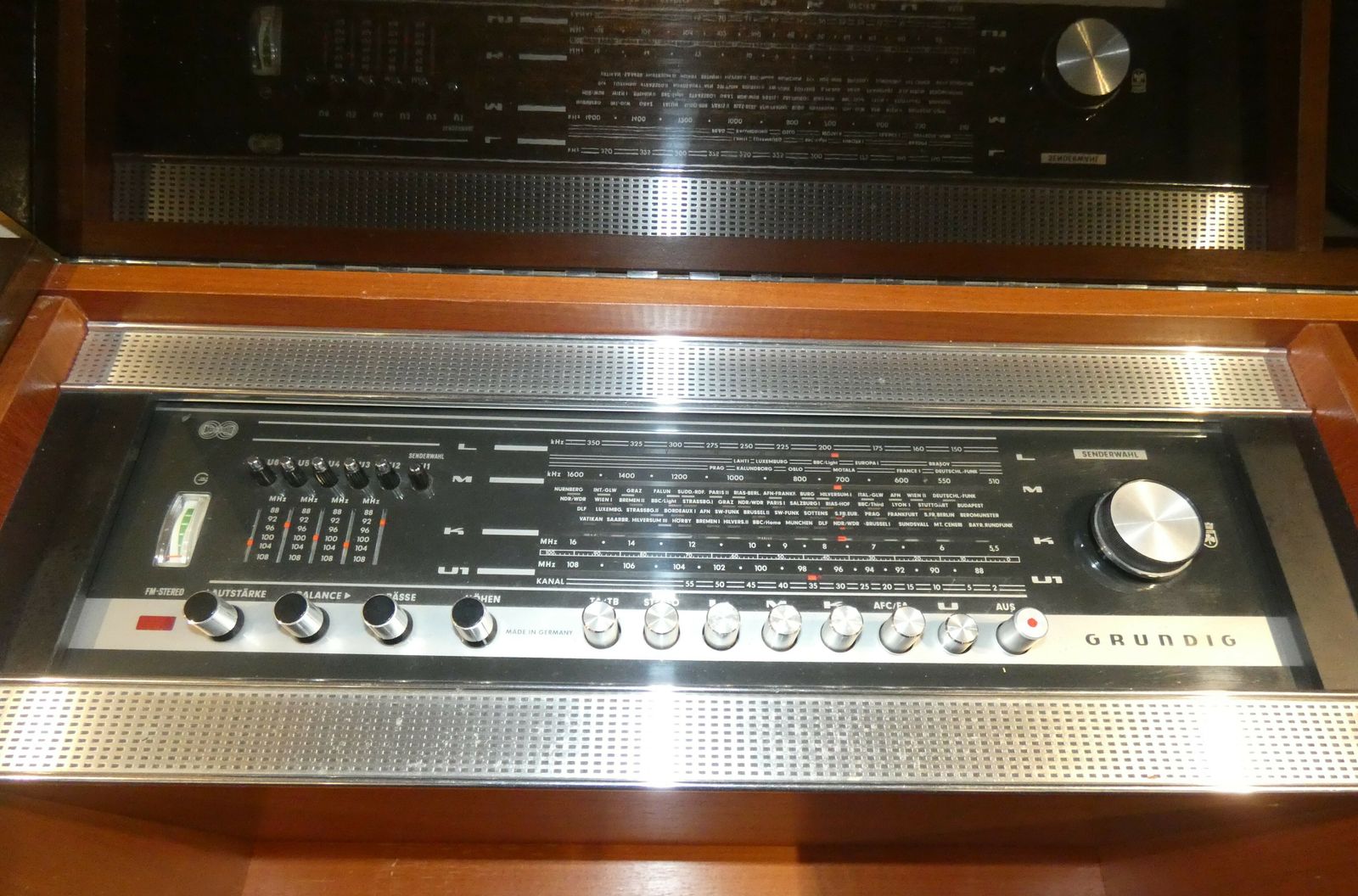 German Radio And Turntable Console By Grundig, 1968 photo vinterior