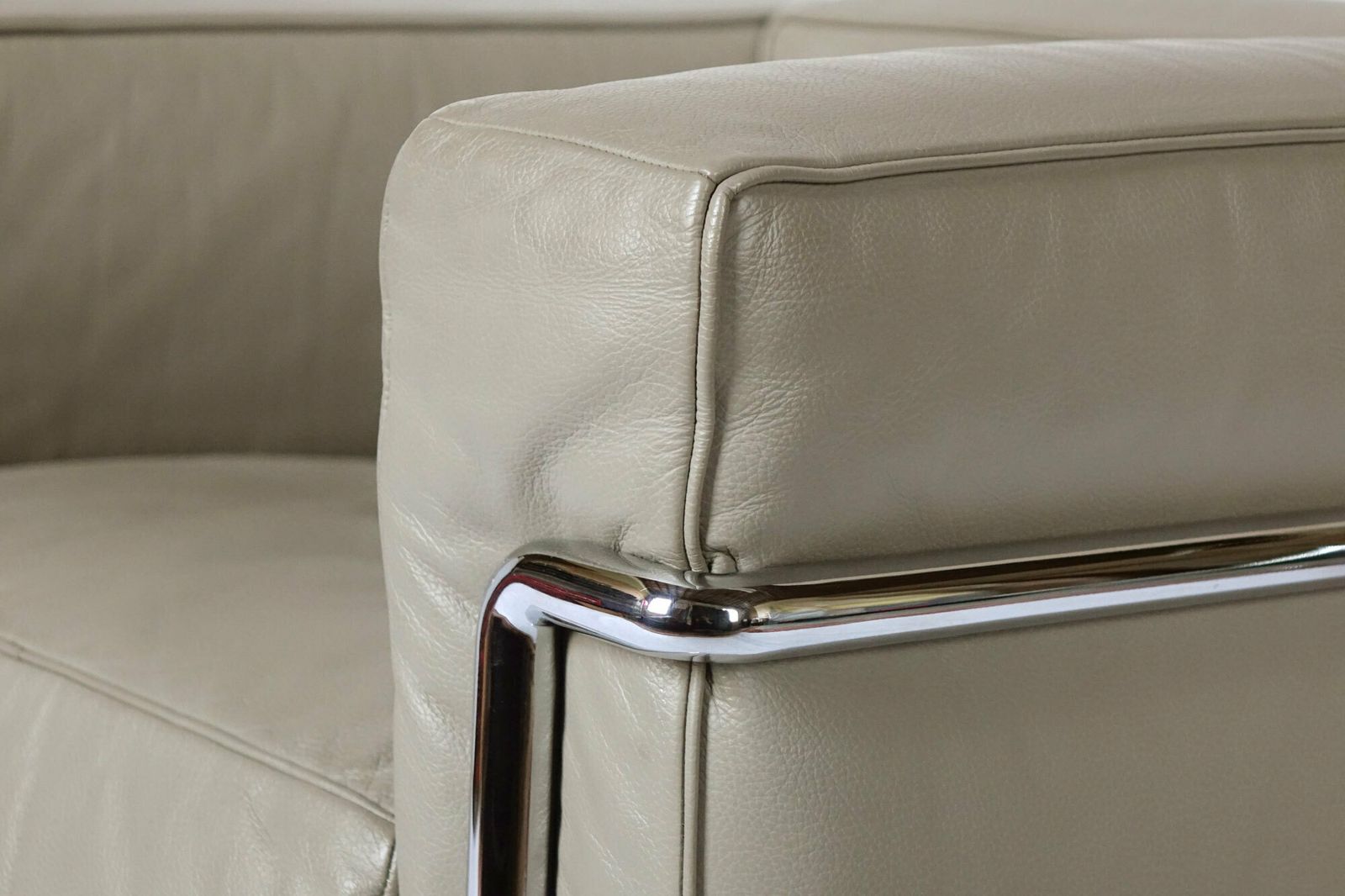 2 Fauteuil Grand Confort Petit Modèle Lc2 Three Seater Sofa & Two Armchairs Set By Le Corbusier For Cassina photo Furniture