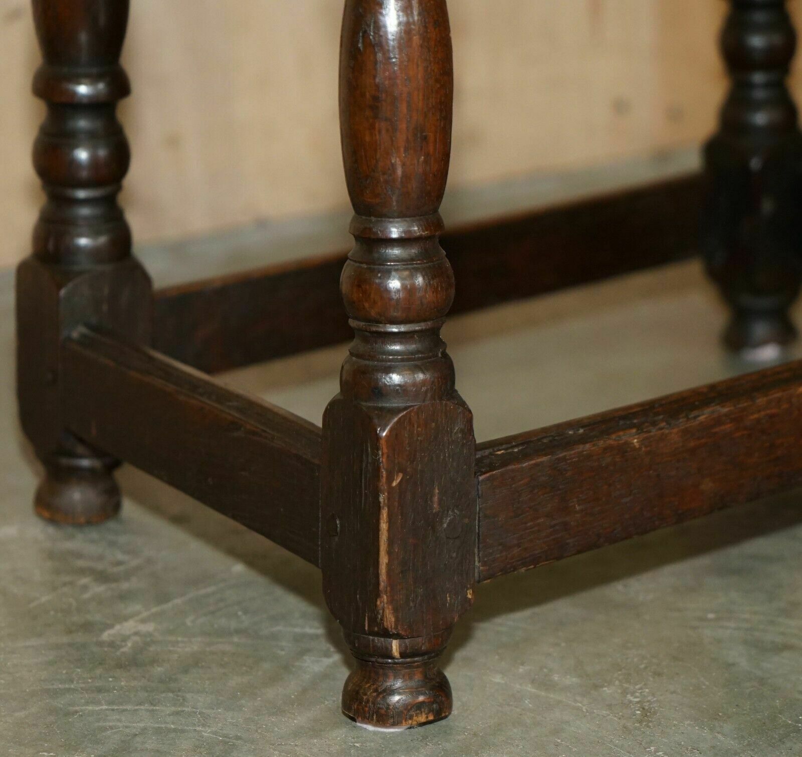 photo furniture 17th Century Antique English Oak Side End Lamp Wine Table Lovely Patinated Top
