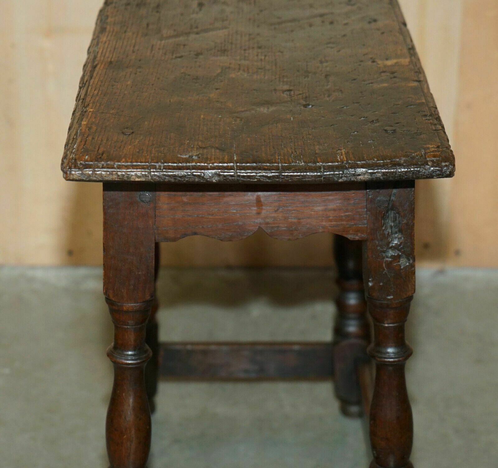 photo vintage 17th Century Antique English Oak Side End Lamp Wine Table Lovely Patinated Top