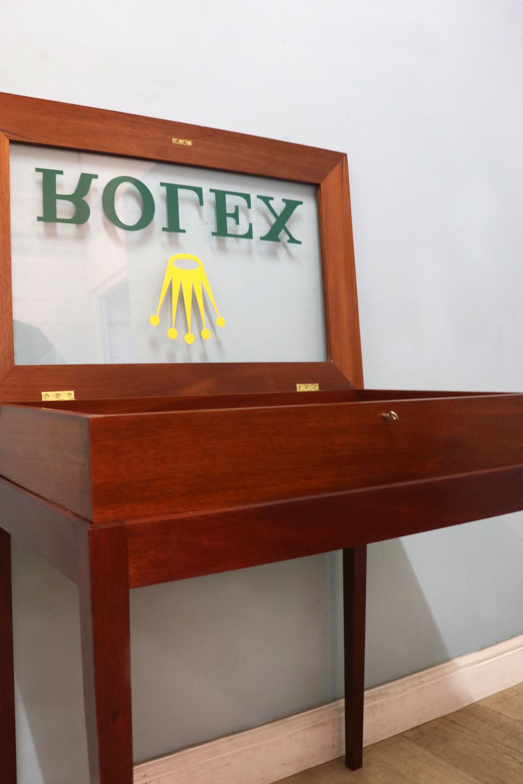 photo vinterior A Superb Bijouterie Display Table, Hand Sign Written With The Famous Rolex Watch Emblem.