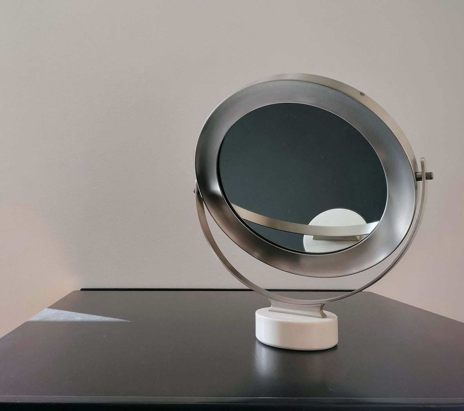 photo furniture Sergio Mazza Narciso Table Mirror By Artemide 1970s