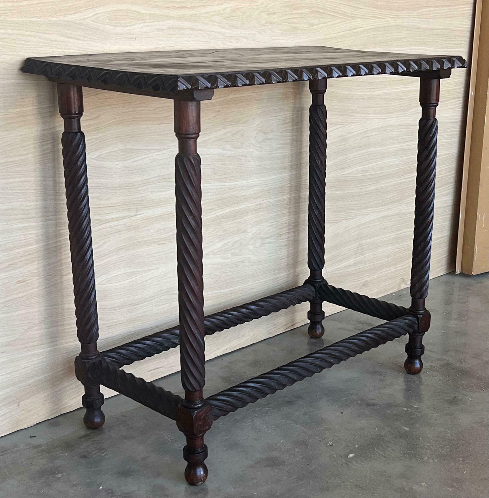 Table d'appoint espagnole du XIXe siècle, pieds tournés sculptés et bords sculptés photo vinterior