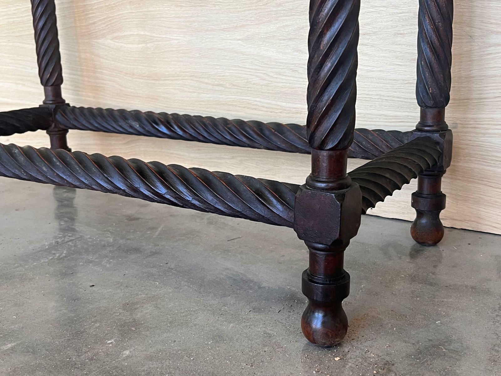 photo furniture Table d'appoint espagnole du XIXe siècle, pieds tournés sculptés et bords sculptés