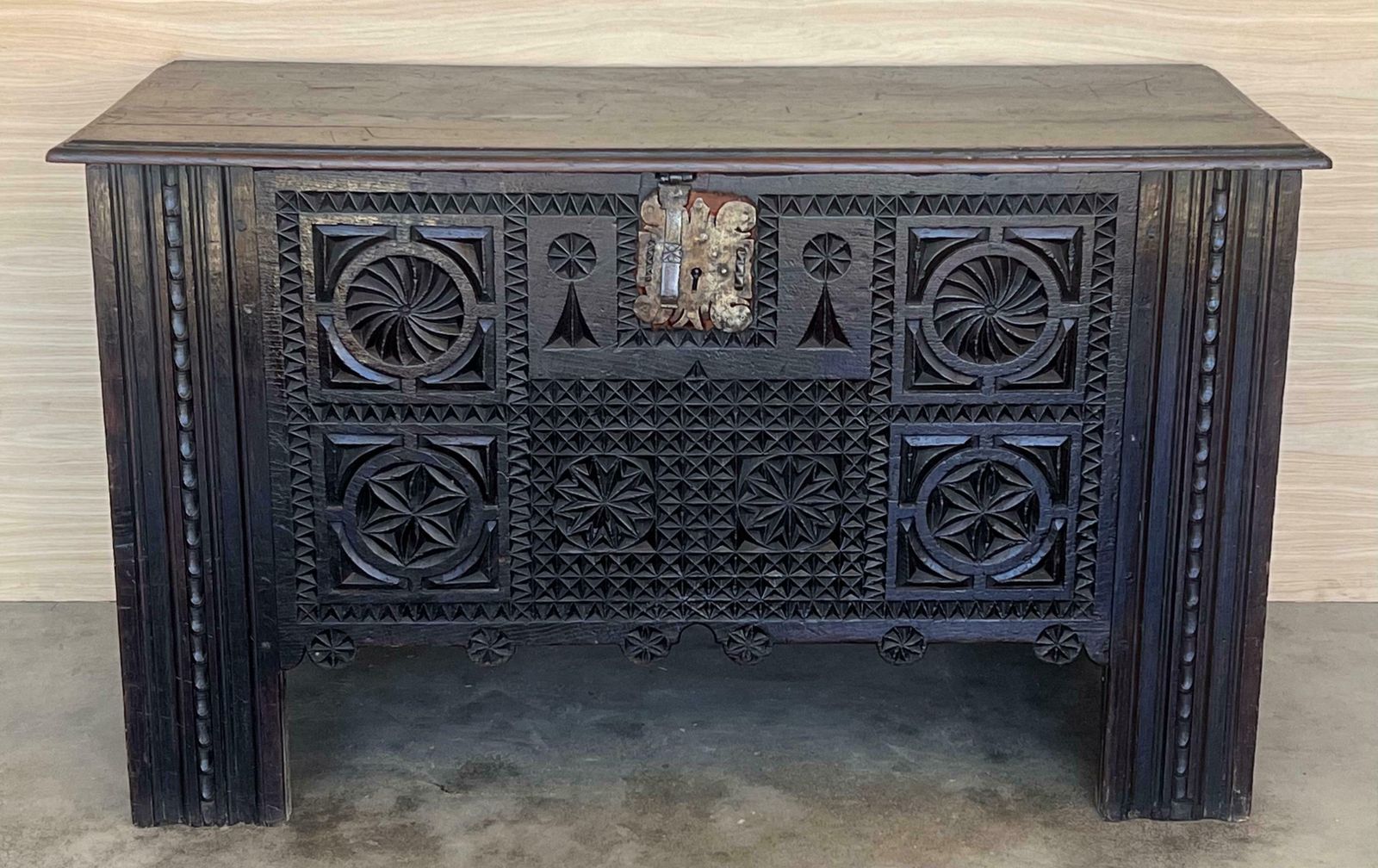 Grand coffre kutxa d'époque en noyer sculpté, Pays basque, début du XIXe siècle photo furniture
