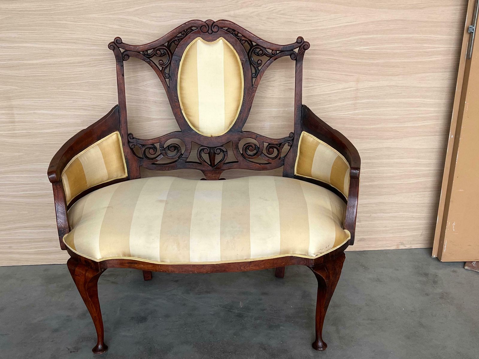 Paire de grands fauteuils Art Nouveau en noyer photo Mobilier