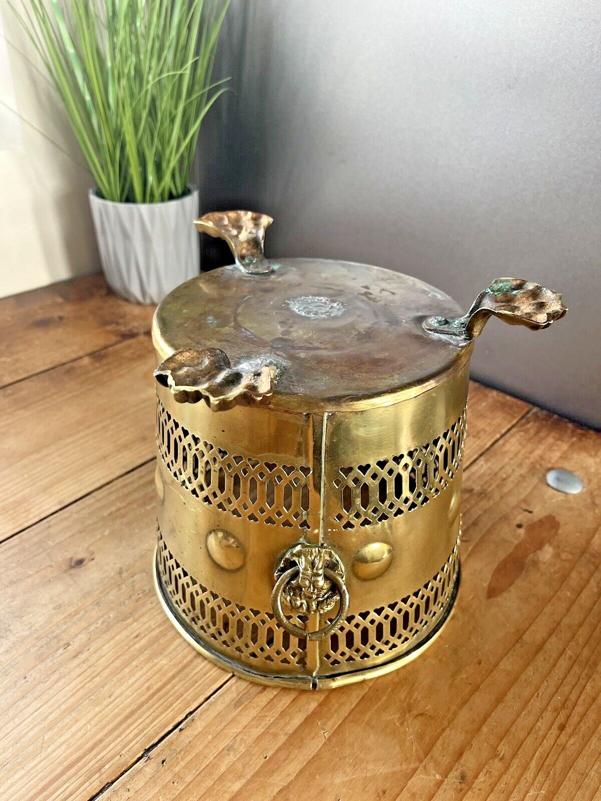 photo vinterior Quality Antique Brass Lions Head & Paw Planter Jardiniere / Champagne Ice Bucket
