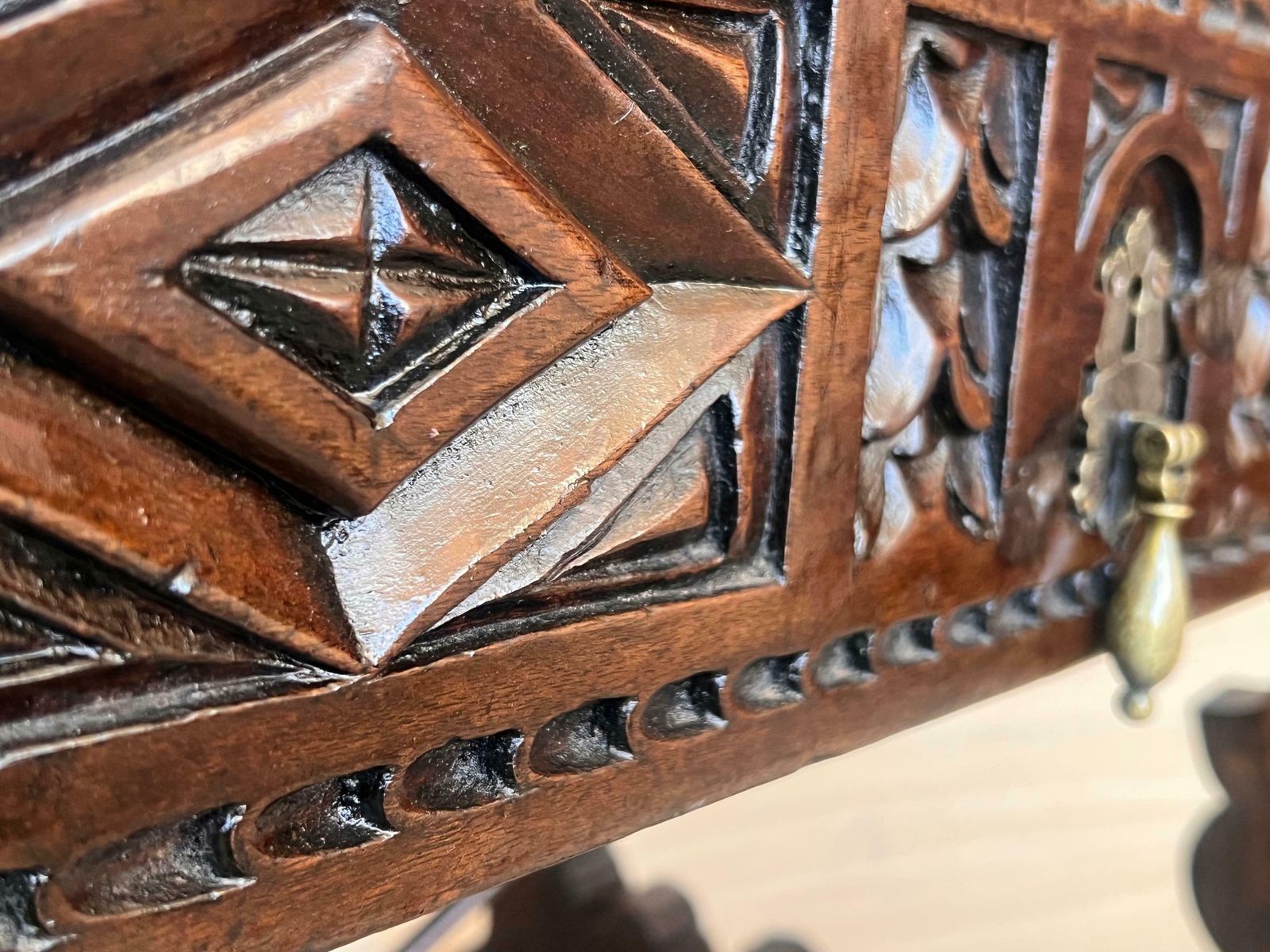 Mobilier Console espagnole du XVIIIe siècle, tiroirs sculptés et quincaillerie d'époque photo