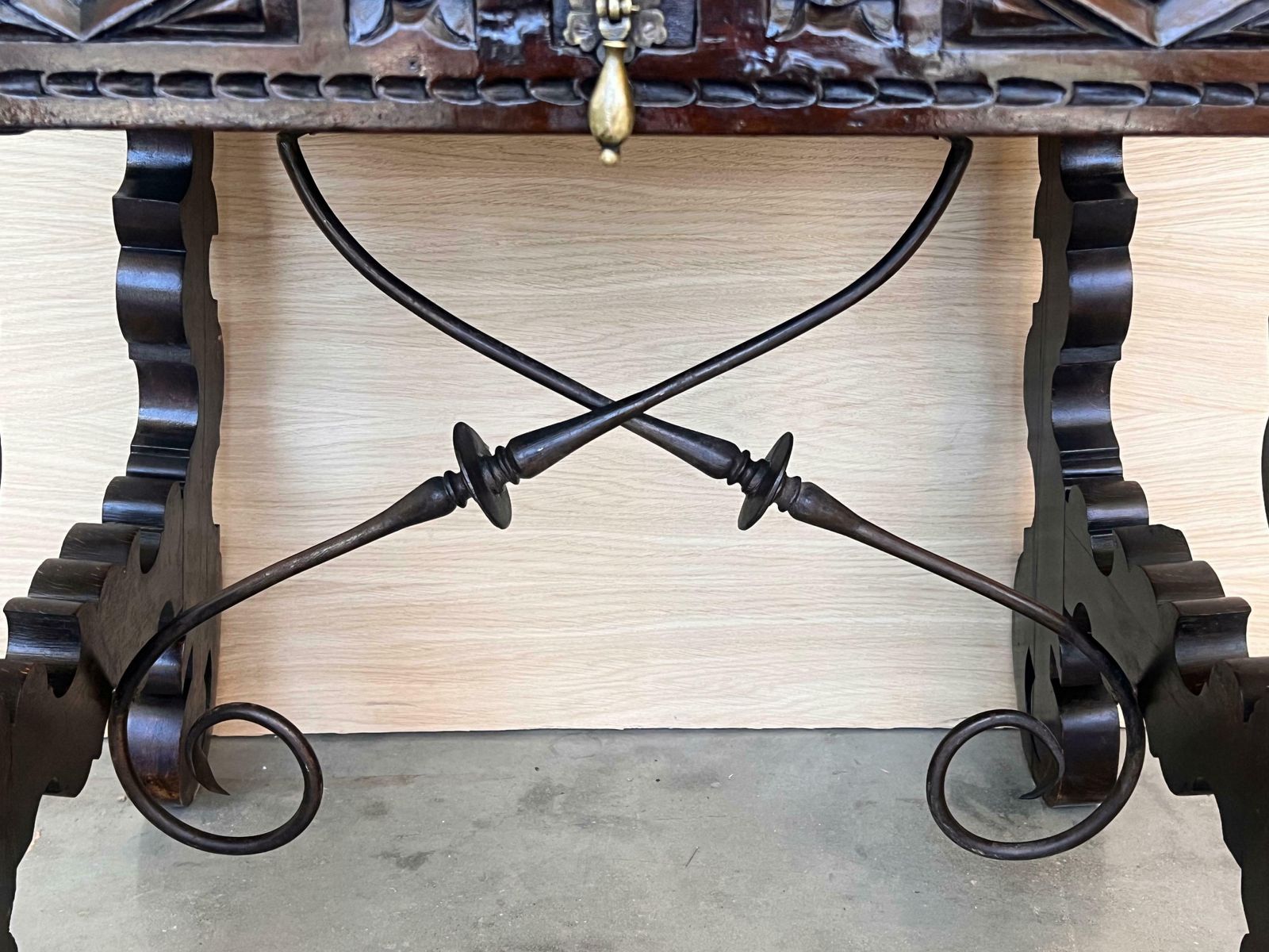 photo buy Console espagnole du XVIIIe siècle, tiroirs sculptés et quincaillerie d'époque