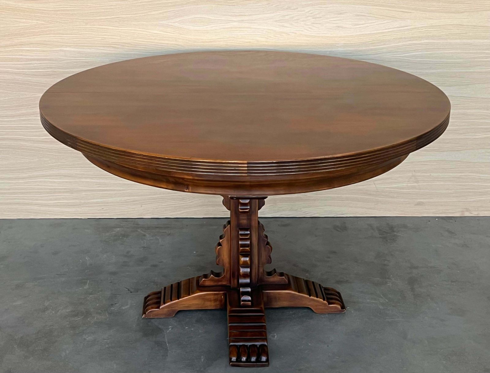 Table à manger ronde d'époque espagnole, sculptée à motifs figuratifs, pied central photo furniture