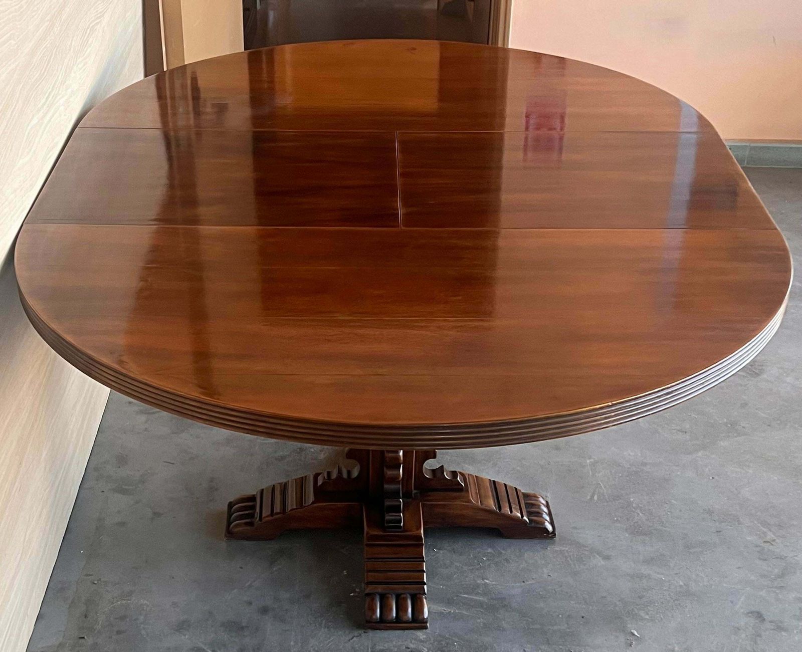 Table à manger ronde d'époque espagnole, sculptée à motifs figuratifs, pied central photo vinterior