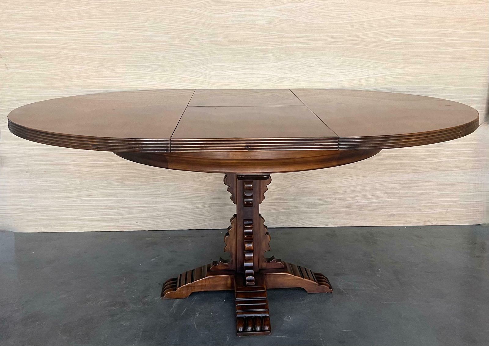 photo for sale Table à manger ronde d'époque espagnole, sculptée à motifs figuratifs, pied central