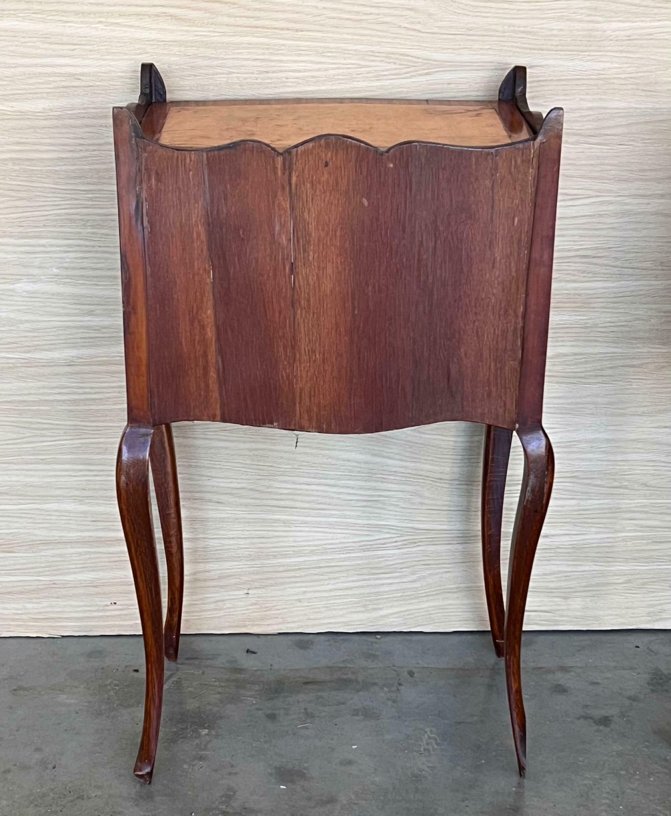 photo furniture Tables de chevet françaises en noyer à trois tiroirs, années 1940, lot de 2